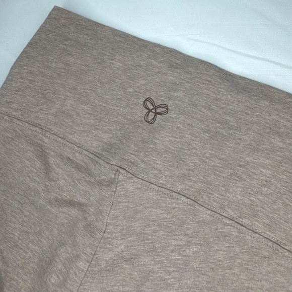 TNA Biker Shorts – Neutral Beige High Rise (2XS) Aritzia - Picture 2 of 5